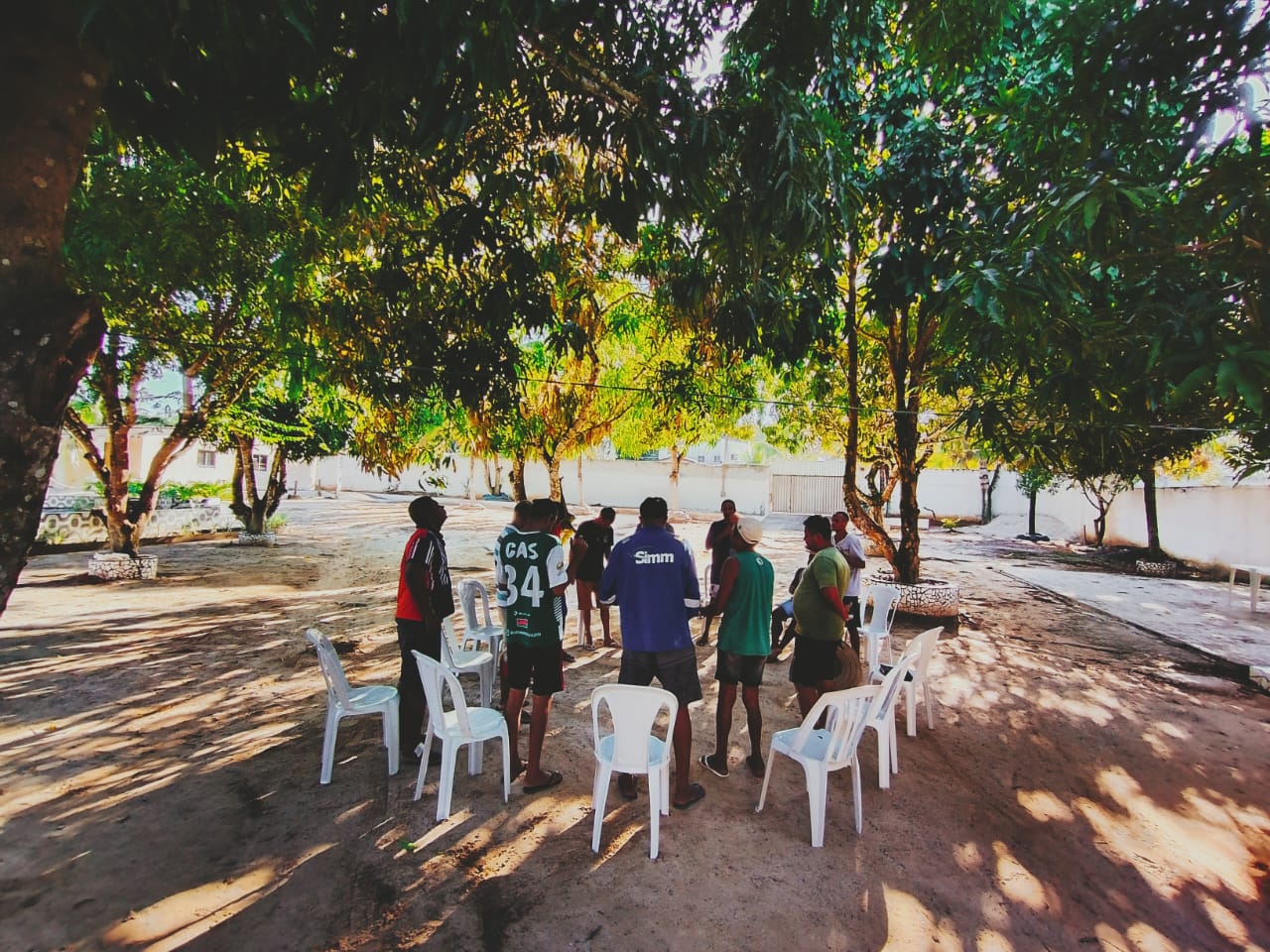 Grupo em reunião espiritual ao ar livre