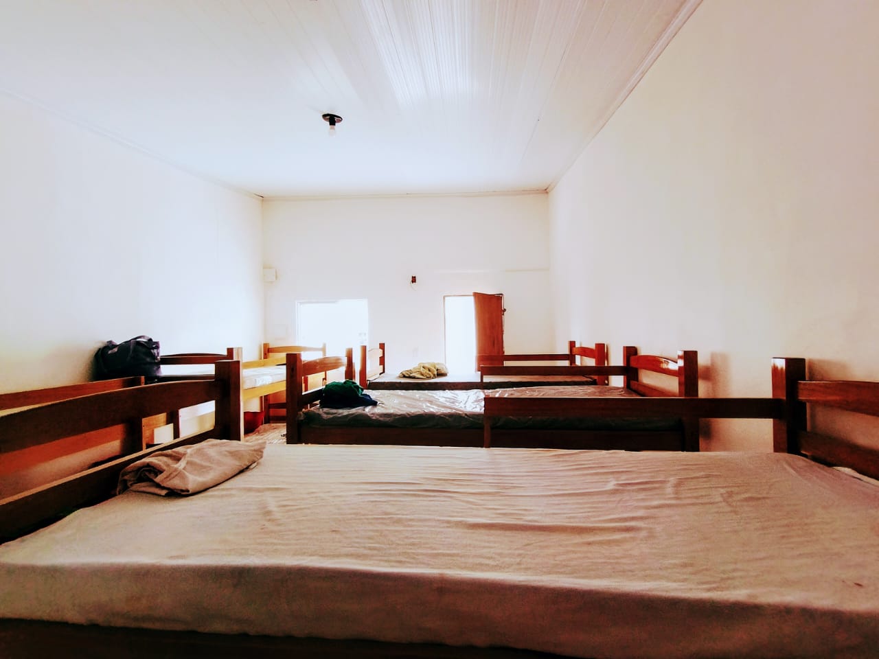 Quarto com beliches de madeira